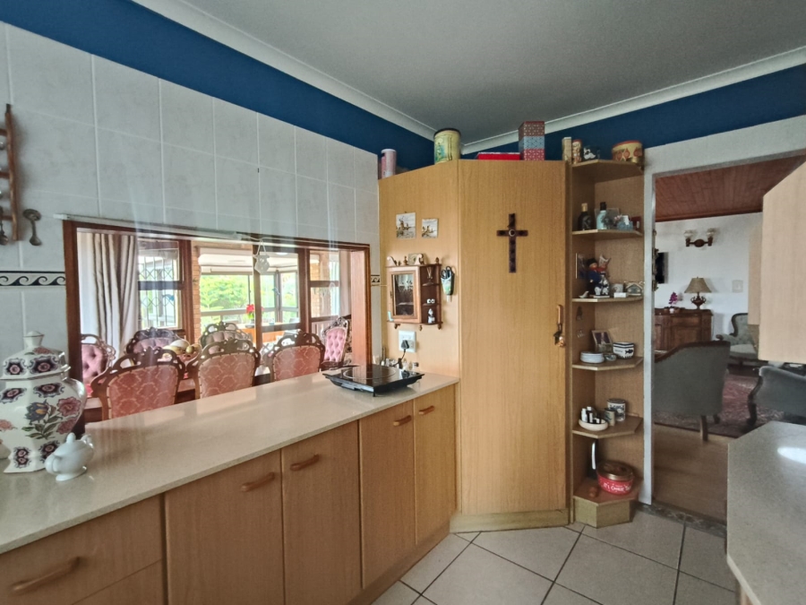 6 Bedroom Property for Sale in Paradise Beach Eastern Cape